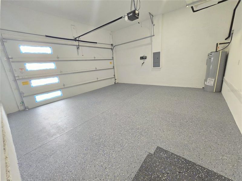 Spacious, unfurnished interior of a new home in , Tampa (Image 24).