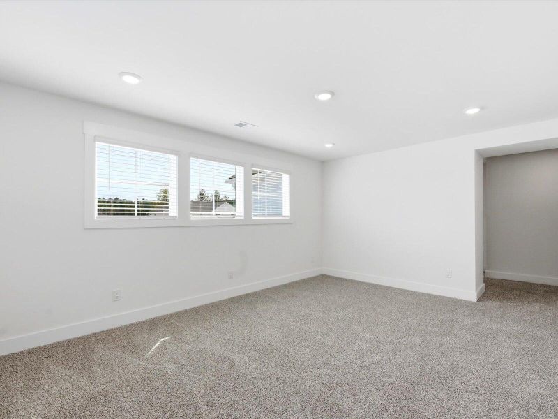 Spacious, unfurnished interior of a new home in The Coves at Lakes of Cane Bay II, Summerville (Image 20).