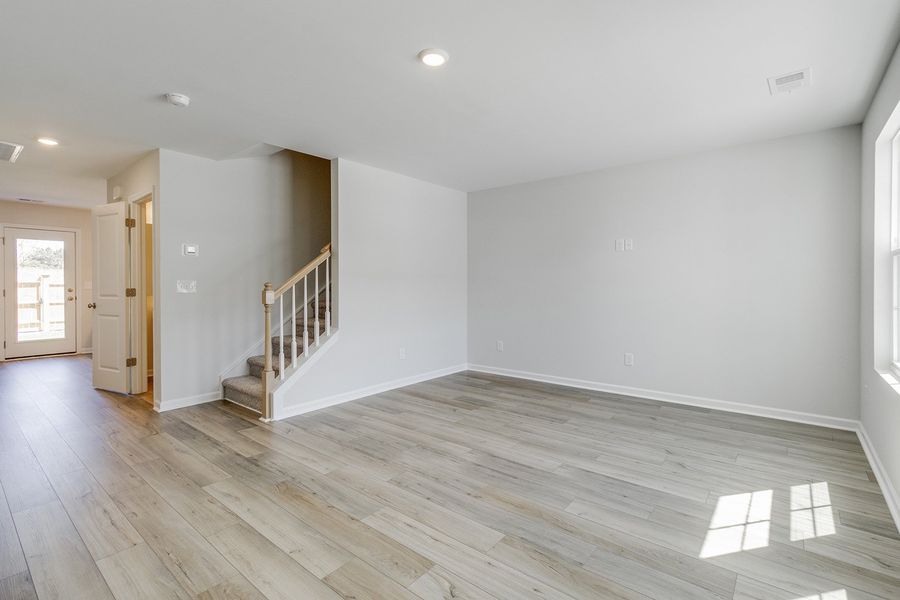 Spacious, unfurnished interior of a new home in Astoria, Columbia (Image 12).