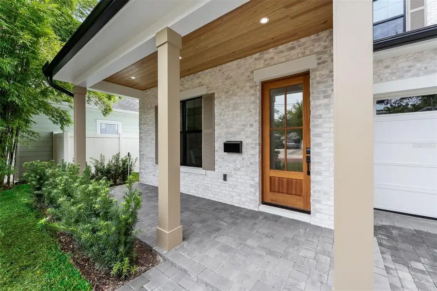 Exterior details and patio area of a home in , Orlando (Image 3).