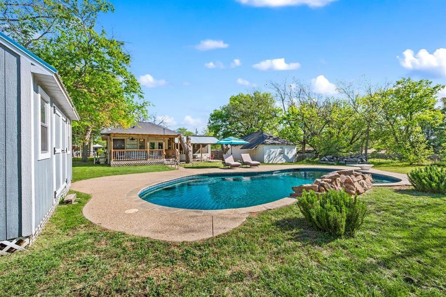 Exterior details and patio area of a home in , Weatherford (Image 16).