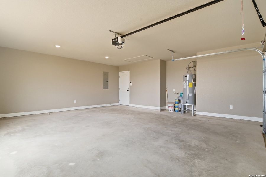 Spacious, unfurnished interior of a new home in , Uvalde (Image 28).