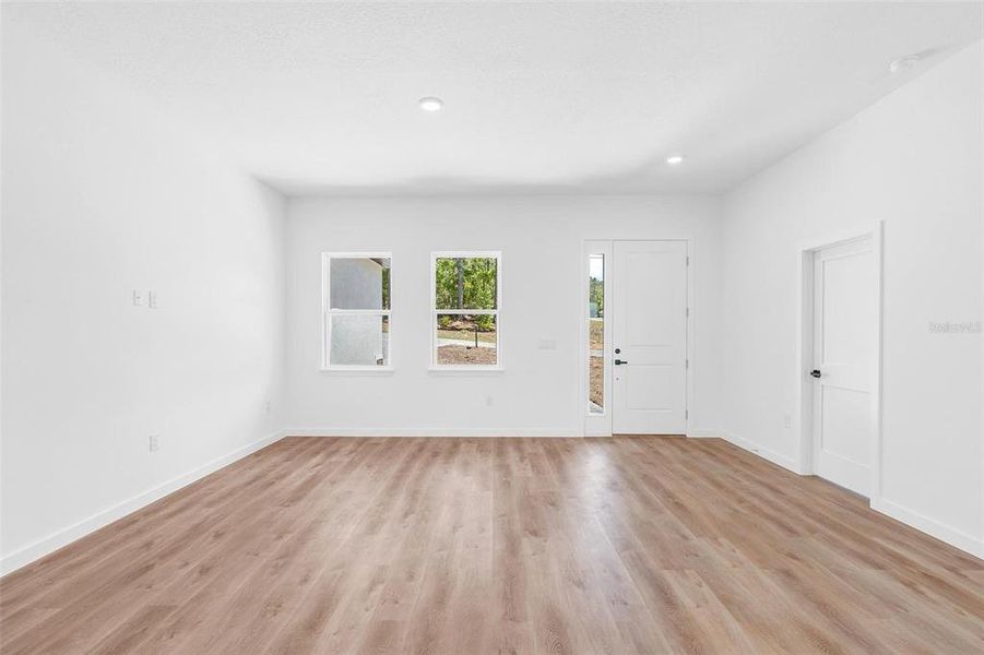 Spacious, unfurnished interior of a new home in , Citrus Springs (Image 20).