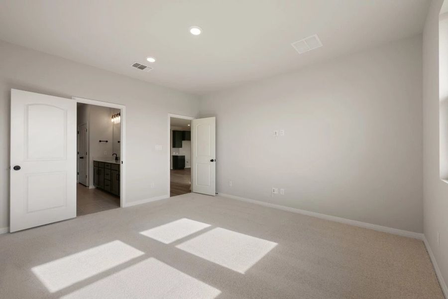 Spacious, unfurnished interior of a new home in Berry Creek Highlands, Georgetown (Image 39).