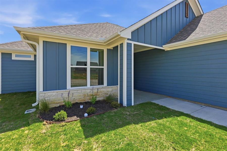 Exterior details and patio area of a home in , Tolar (Image 3).