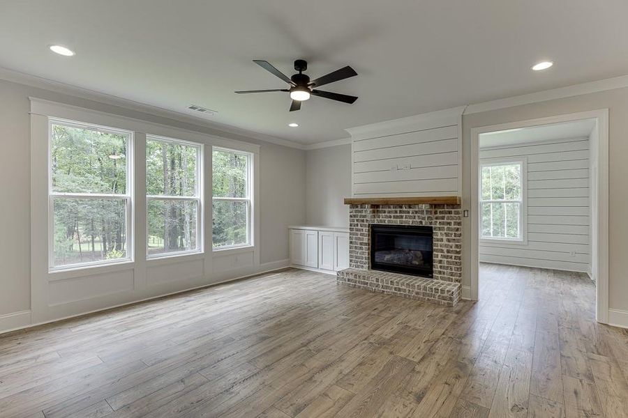 Spacious, unfurnished interior of a new home in , Bishop (Image 32).