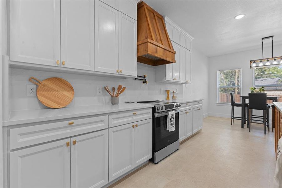 Furnished interior view inside a new home in , Fort Worth (Image 5).