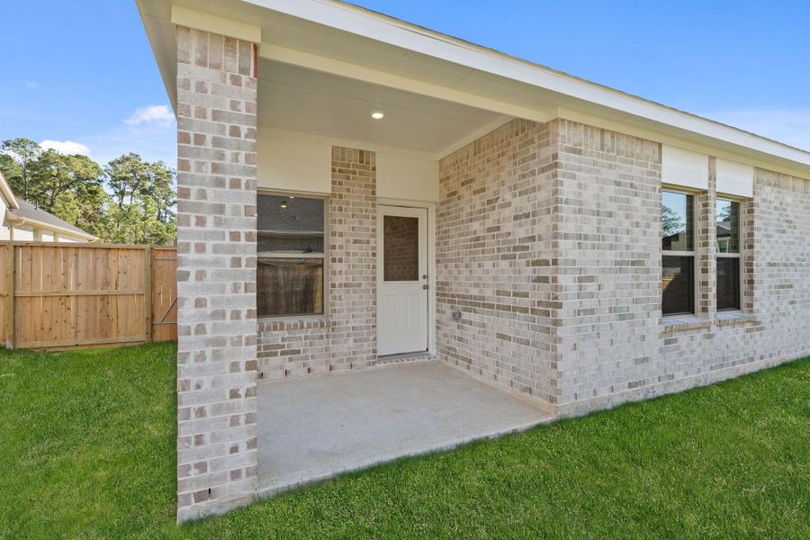 Exterior details and patio area of a home in Westridge Cove, Conroe (Image 4).