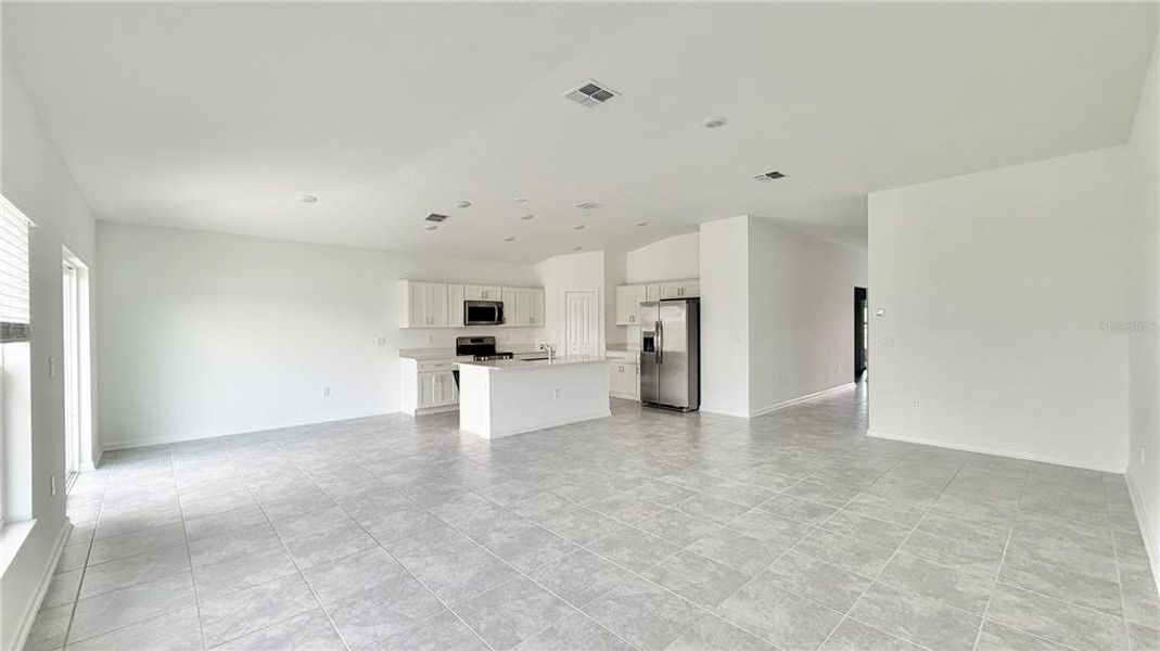 Spacious, unfurnished interior of a new home in Westview, Kissimmee (Image 15).