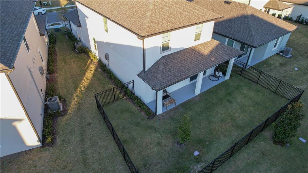 Exterior details and patio area of a home in Reunion Village, Kissimmee (Image 25).