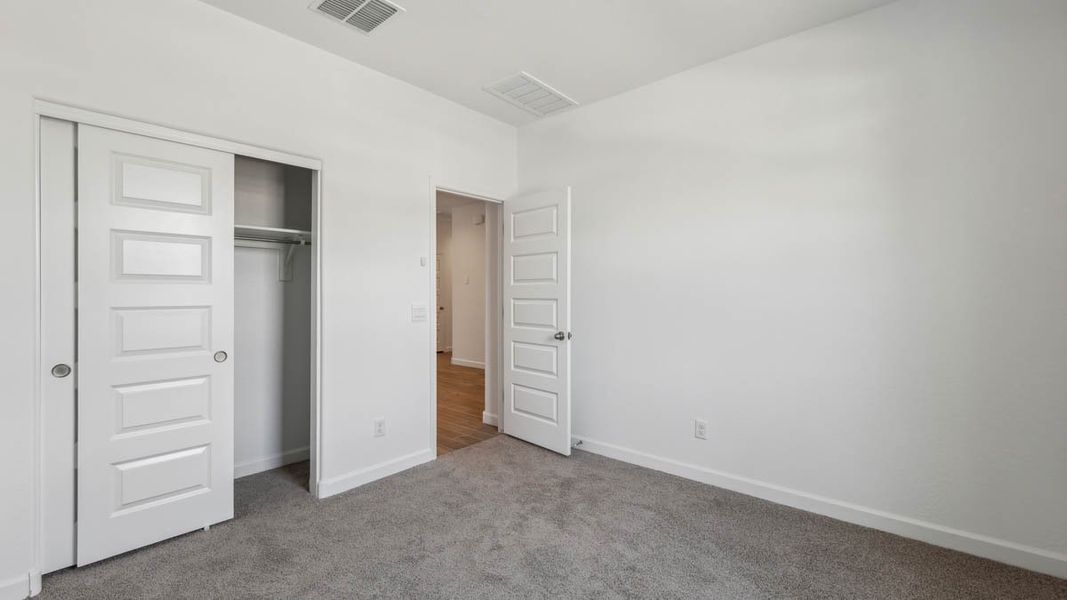 Spacious, unfurnished interior of a new home in Quail Ranch, San Tan Valley (Image 20).