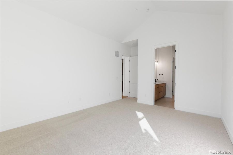 Spacious, unfurnished interior of a new home in Dillon Pointe - Journey, Broomfield (Image 22).