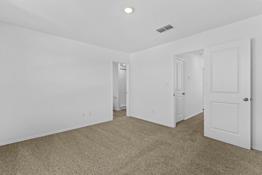 Spacious, unfurnished interior of a new home in Valverde, Bastrop (Image 16).