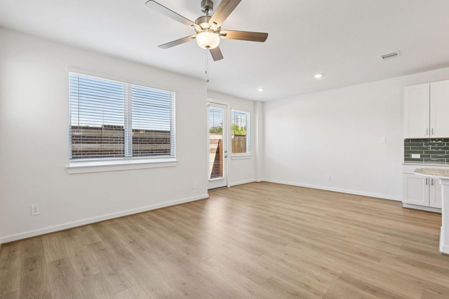 Spacious, unfurnished interior of a new home in Kemah Crossing - City Series, Kemah (Image 6).