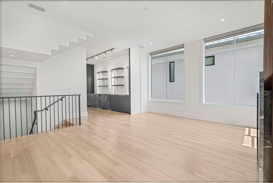 Spacious, unfurnished interior of a new home in , Dallas (Image 20).