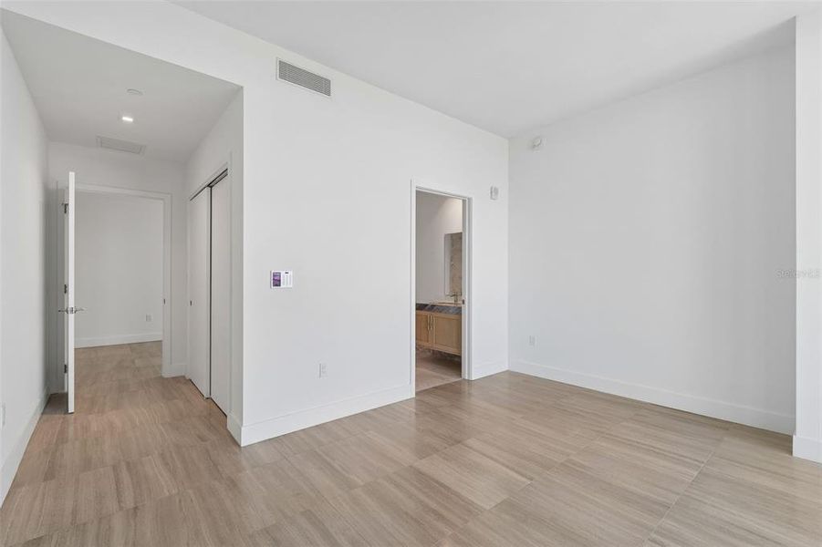 Spacious, unfurnished interior of a new home in , Tampa (Image 22).