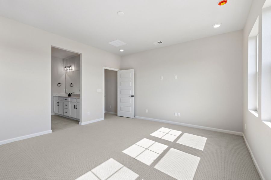 Spacious, unfurnished interior of a new home in Sterling Ranch, Littleton (Image 21).