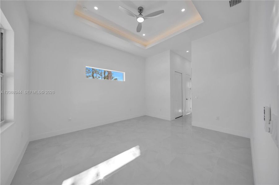 Spacious, unfurnished interior of a new home in , Lehigh Acres (Image 39).