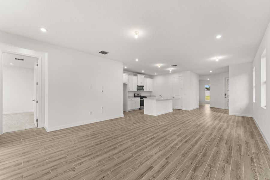 Spacious, unfurnished interior of a new home in Tradition - Kenley, Port St. Lucie (Image 12).