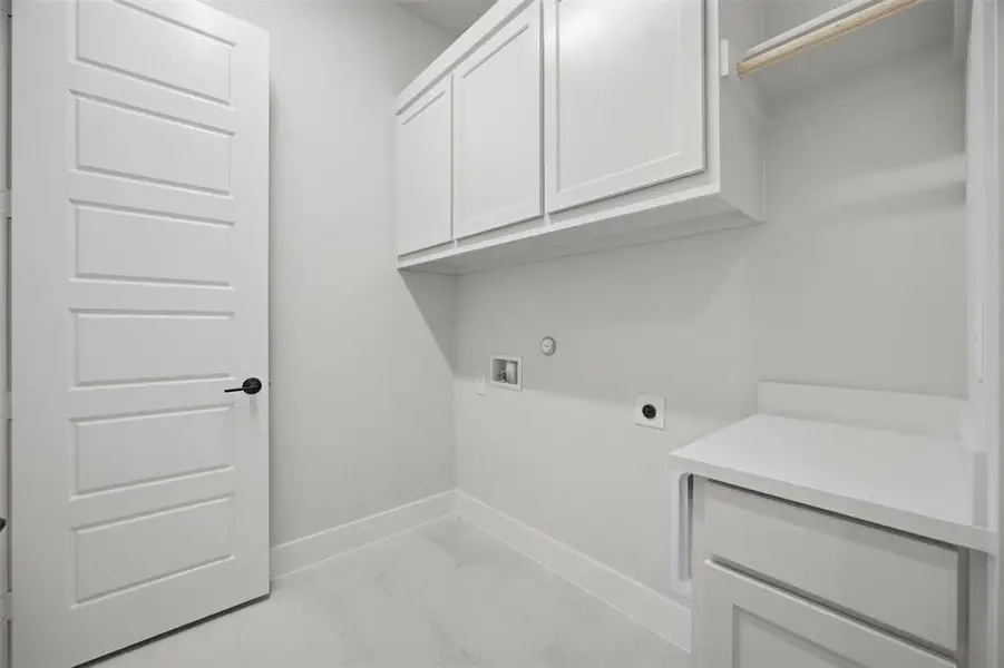 Furnished interior view inside a new home in Waterfall Ranch - 1 Acre Lots, Waxahachie (Image 5). Furnished interior view inside a new home in Waterfall Ranch - 1 Acre Lots, Waxahachie (Image 5).