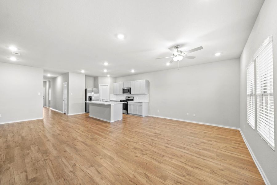Spacious, unfurnished interior of a new home in Laurel Landing, Alvin (Image 20).