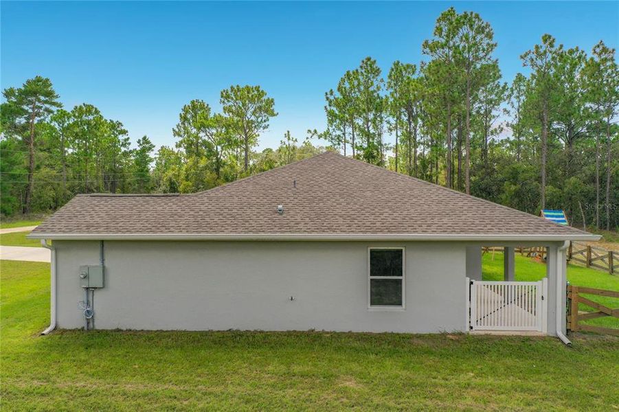 Exterior details and patio area of a home in , Dunnellon (Image 31).
