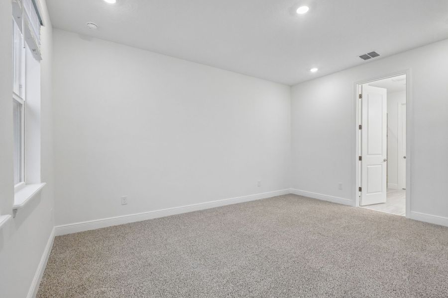 Spacious, unfurnished interior of a new home in Legends Preserve - Signature Series, Daytona Beach (Image 14).