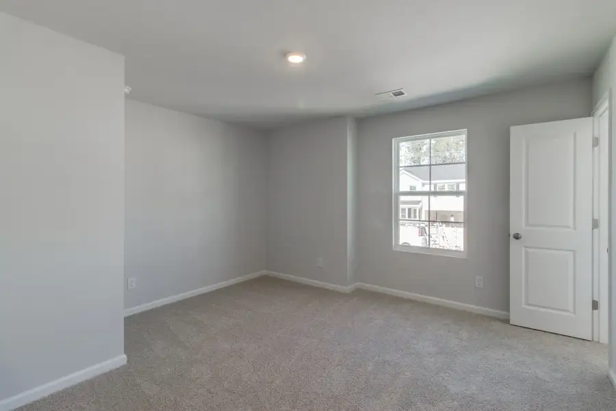 Spacious, unfurnished interior of a new home in Bluefield, Lexington (Image 27).