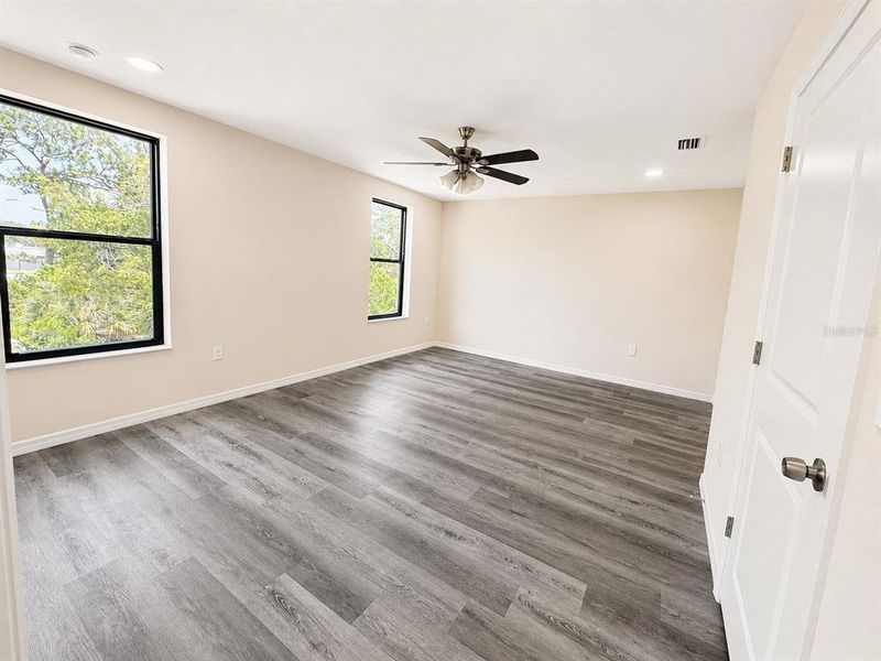 Spacious, unfurnished interior of a new home in , Tampa (Image 28).