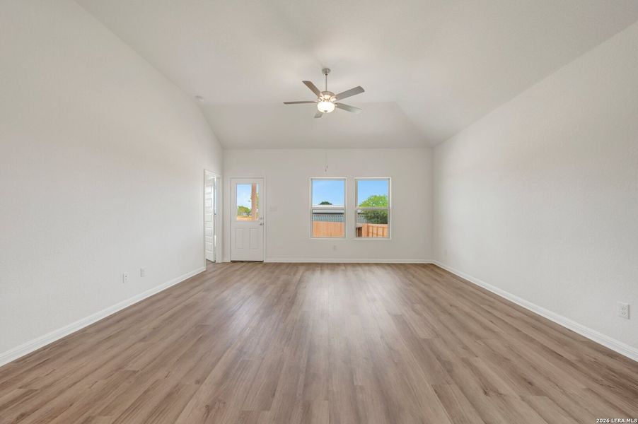Spacious, unfurnished interior of a new home in Mesquite Ridge, San Antonio (Image 24).