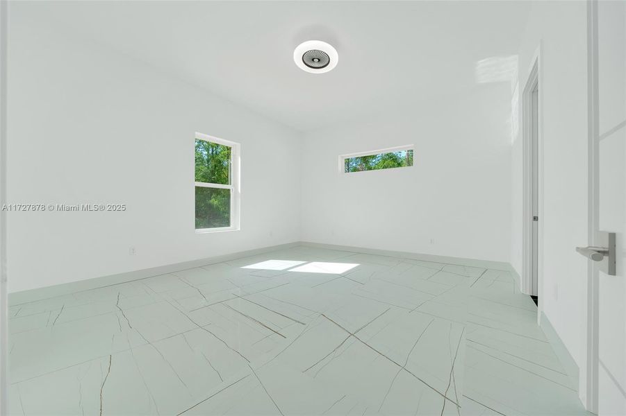 Spacious, unfurnished interior of a new home in , Ocala (Image 27).