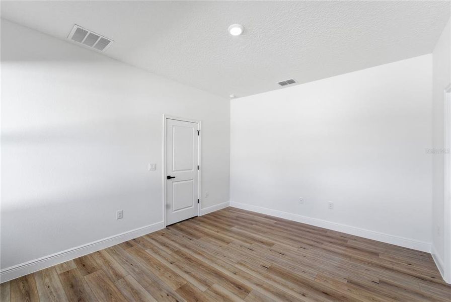 Spacious, unfurnished interior of a new home in , Ocala (Image 33).