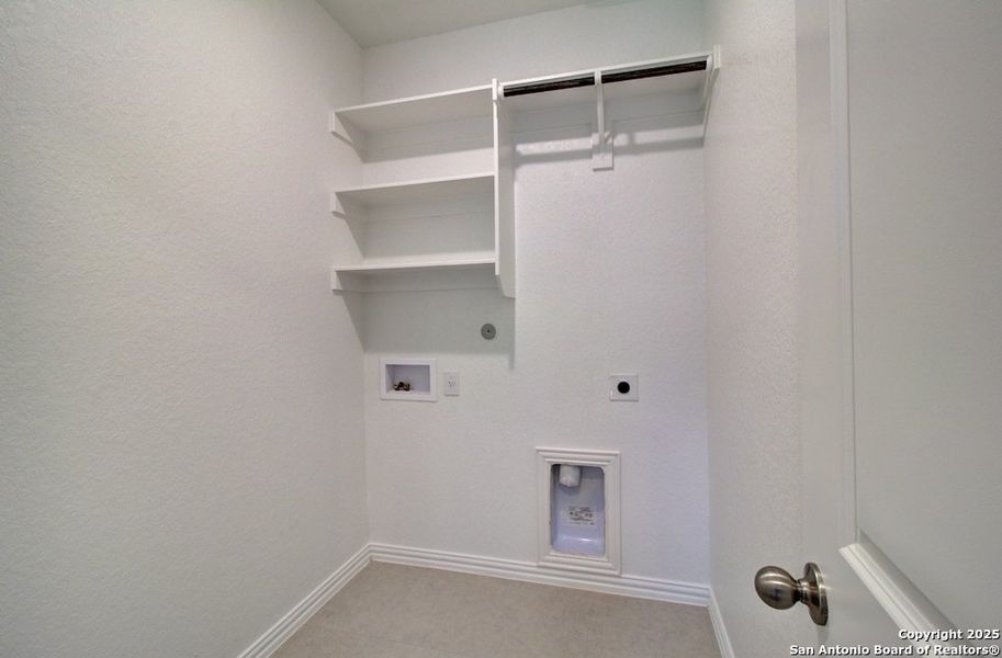 Spacious, unfurnished interior of a new home in Casinas at Gruene, New Braunfels (Image 16).