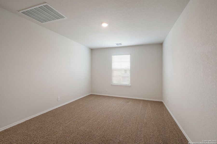 Spacious, unfurnished interior of a new home in Stonehill, San Antonio (Image 8).