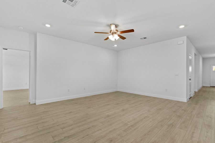 Spacious, unfurnished interior of a new home in Riverview, Georgetown (Image 24).