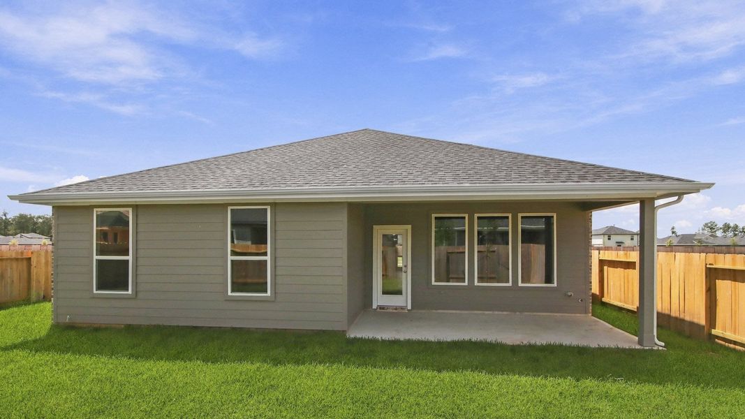 Exterior details and patio area of a home in Silverthorne, Conroe (Image 3).
