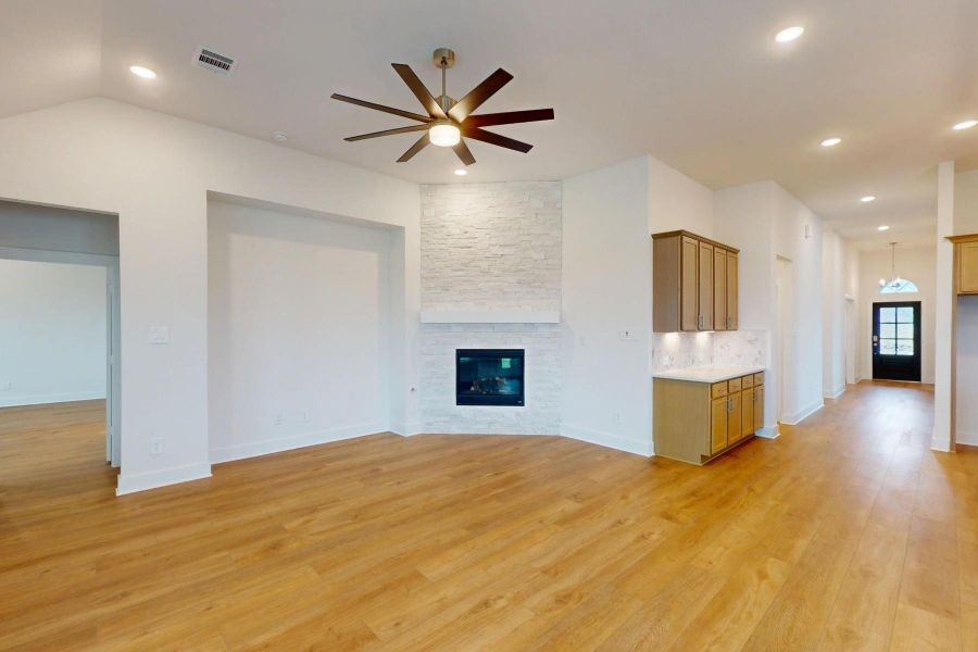 Spacious, unfurnished interior of a new home in Sorella, Tomball (Image 28).