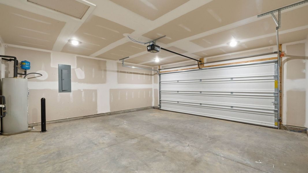 Spacious, unfurnished interior of a new home in Emory Creek, Harriman (Image 33).