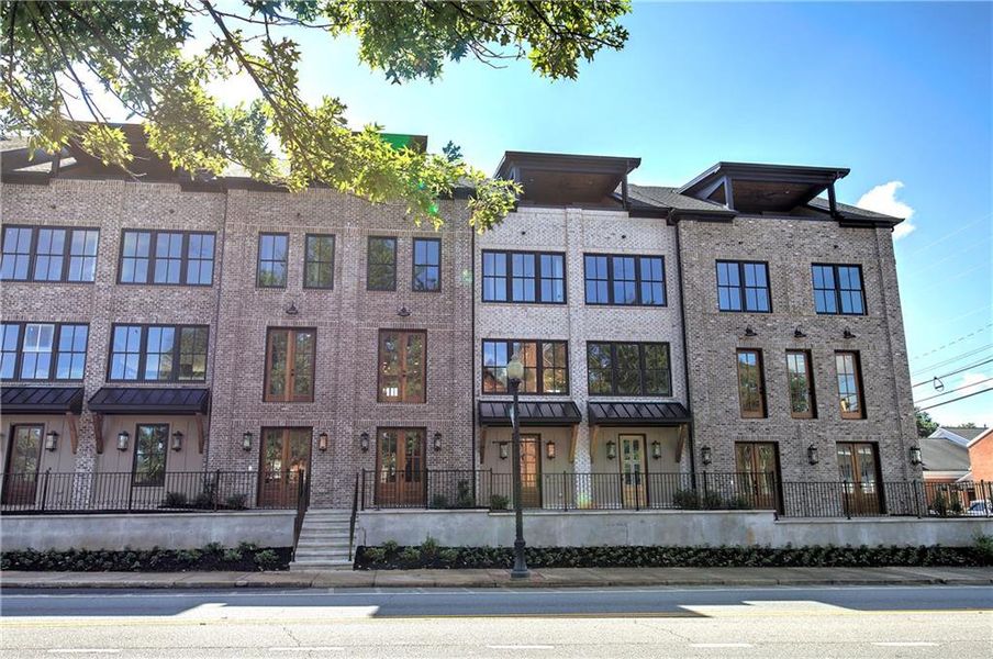 Condo located in Cartersville, GA showcasing its design and architecture (Image 3).