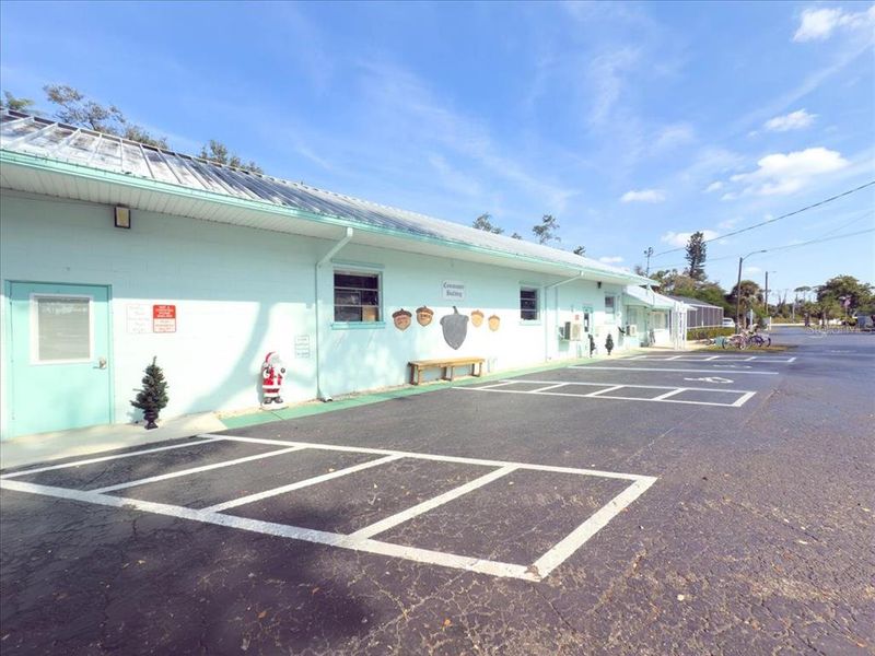 Community amenities in , Englewood (Image 22).