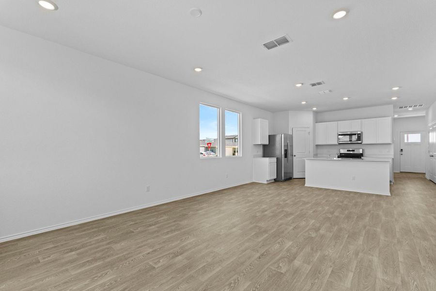 Spacious, unfurnished interior of a new home in Valverde, Bastrop (Image 27).