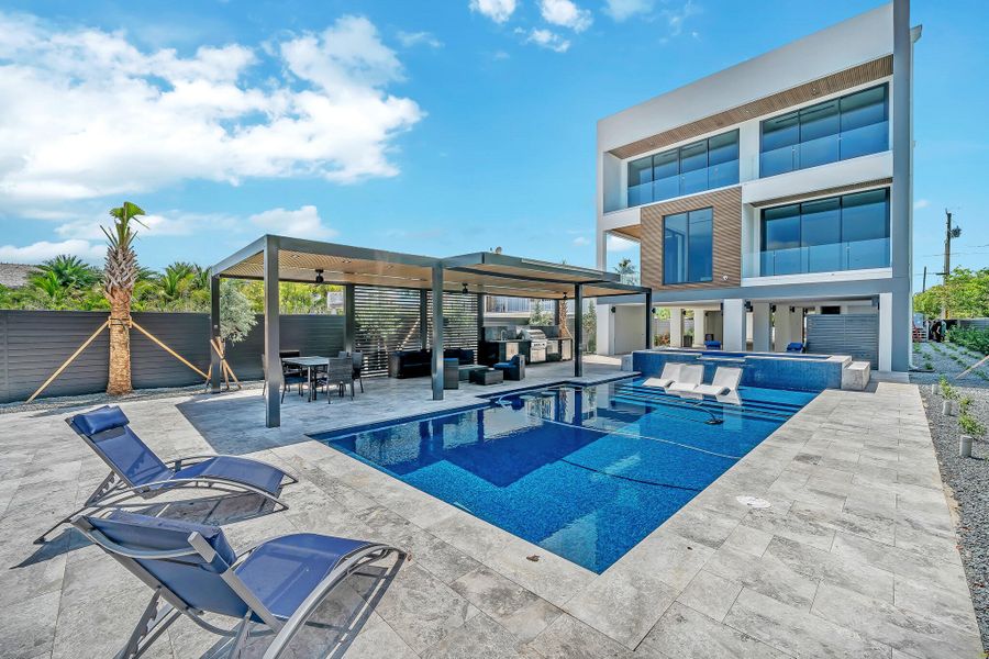 36 Pool Deck (4) 36 Pool Deck (4)
