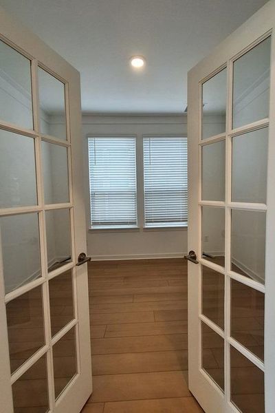 Spacious, unfurnished interior of a new home in Wolf Ranch, Georgetown (Image 25).