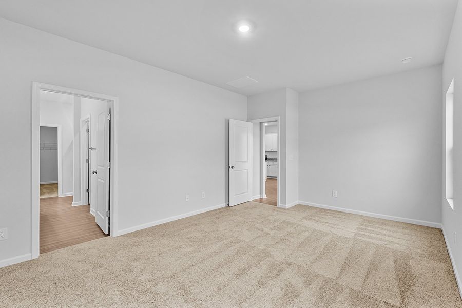 Spacious, unfurnished interior of a new home in Fieldstone, Lexington (Image 22).