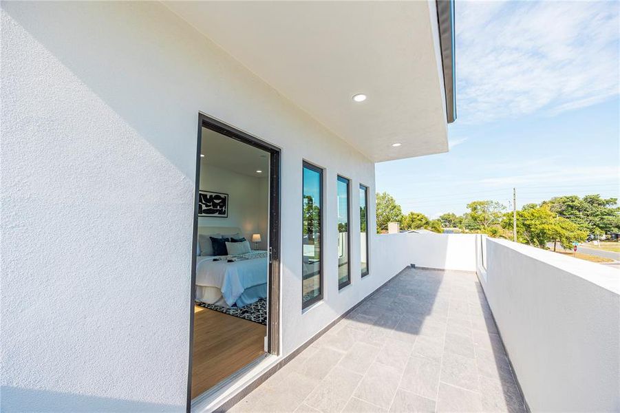 Exterior details and patio area of a home in , St. Petersburg (Image 31).