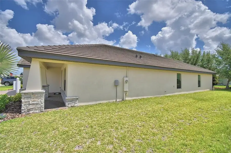 Exterior details and patio area of a home in Lake Juliana Estates, Auburndale (Image 3).