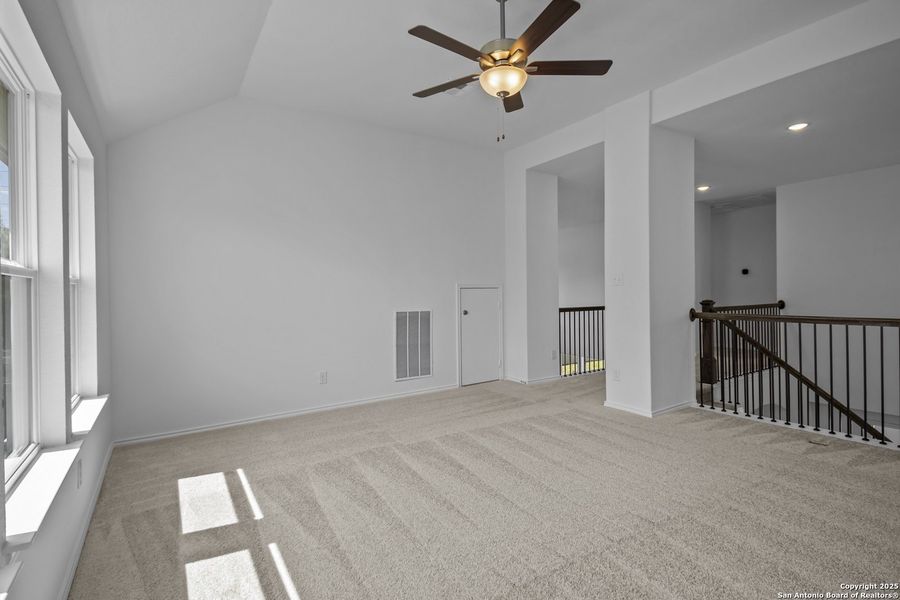 Spacious, unfurnished interior of a new home in Foxbrook, Cibolo (Image 14).
