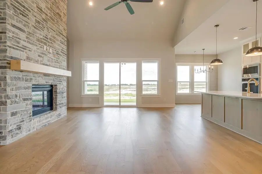 Spacious, unfurnished interior of a new home in Peaks at Lone Elm, Waxahachie (Image 28).