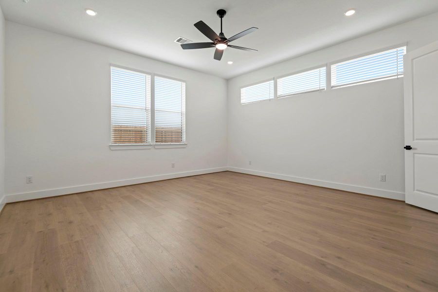 Spacious, unfurnished interior of a new home in , Rosenberg (Image 21).