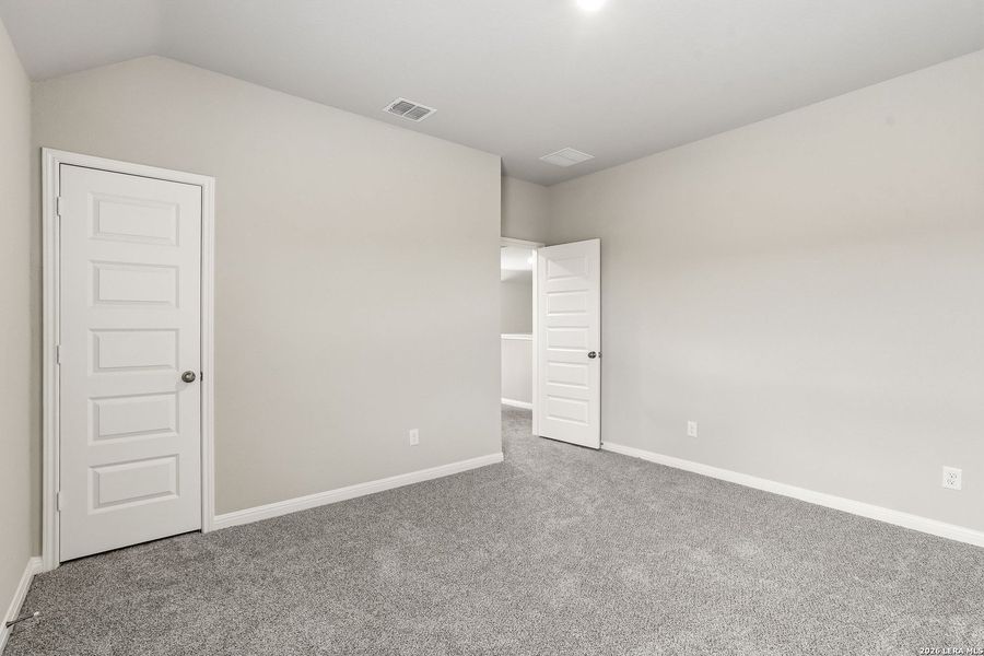 Spacious, unfurnished interior of a new home in Cinco Lakes, San Antonio (Image 26).